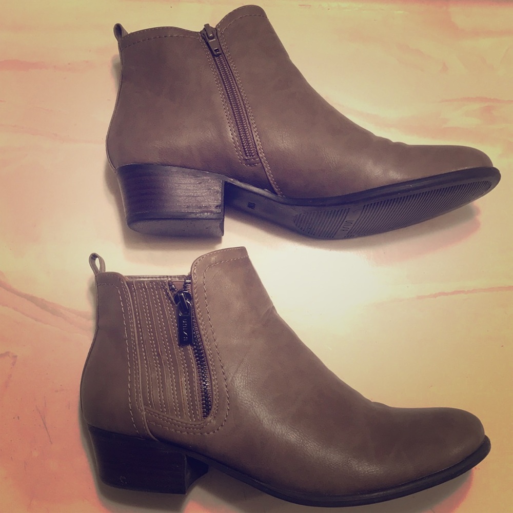 👢 Booties.  Unisa Parson Chelsea Boot